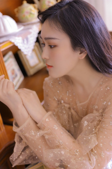 女子未穿衣服在家上网课